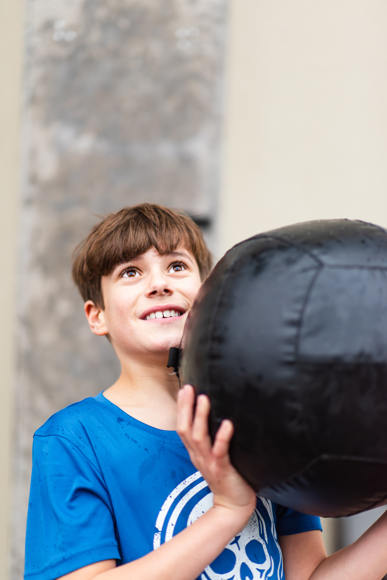 Elev med medicinboll