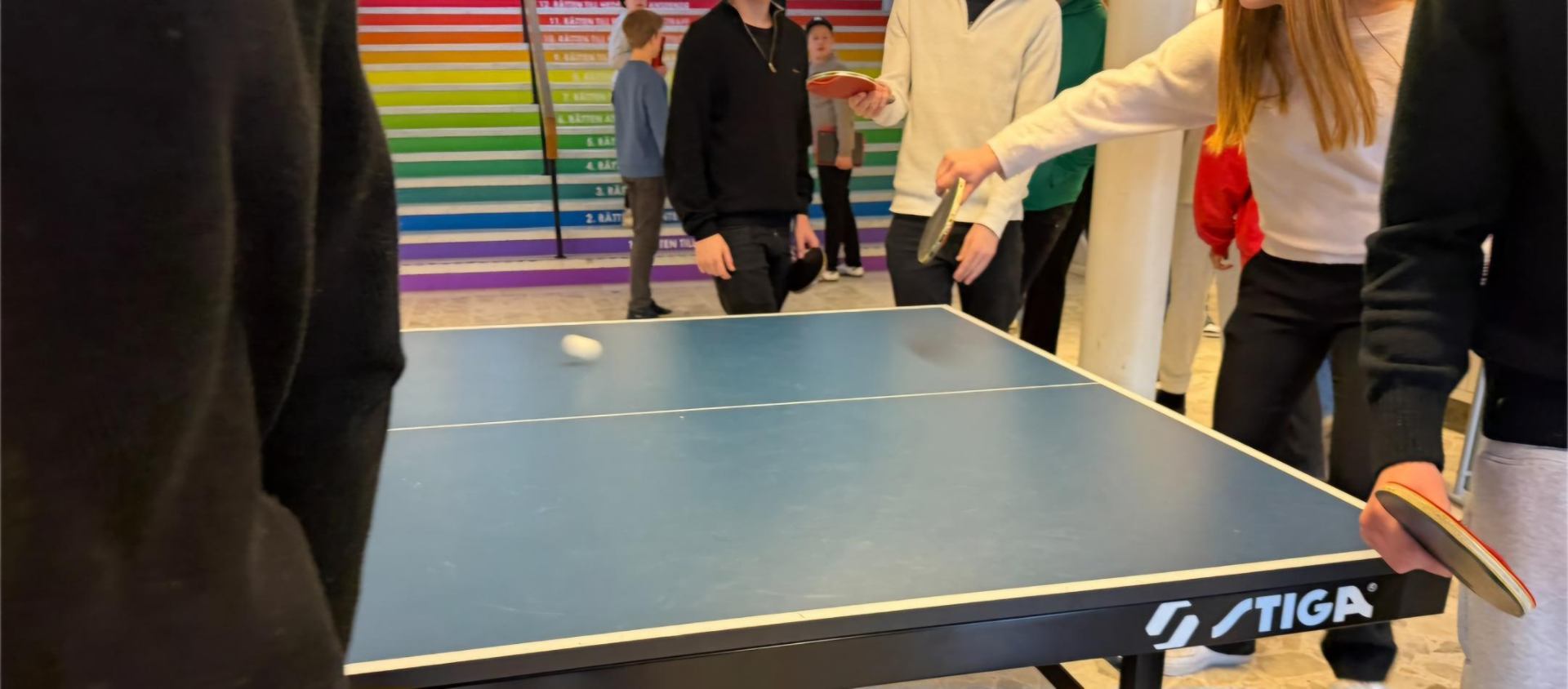 Elever spelar pingis